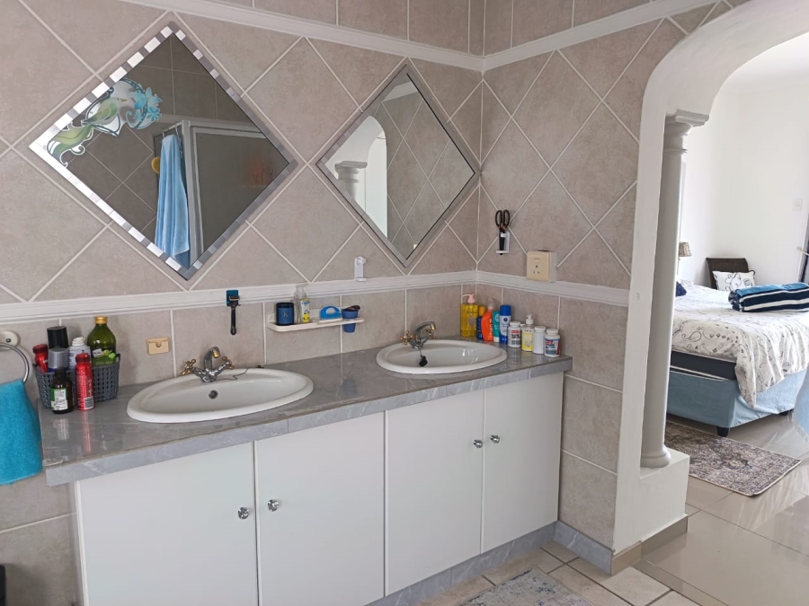 To Let 1 Bedroom Property for Rent in Wavecrest Eastern Cape